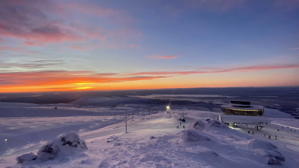 Вид со склона на панорамный ресторан «Плато»