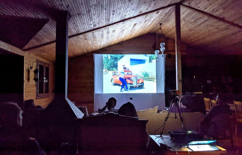 Ночь кино в кемпинге Flying goat, показываем европейцам «Кавказскую пленницу»