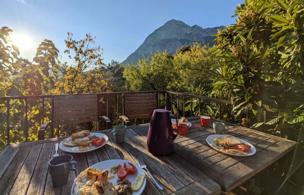 Завтрак на веранде в кемпинге Flying goat