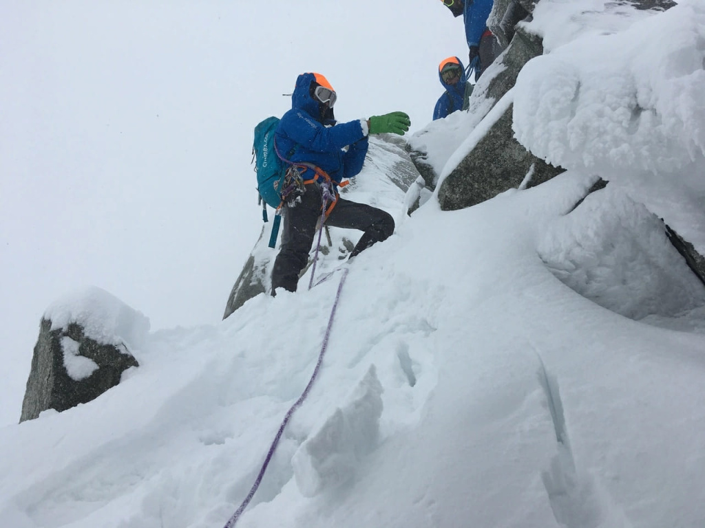 Обледенелые скалы