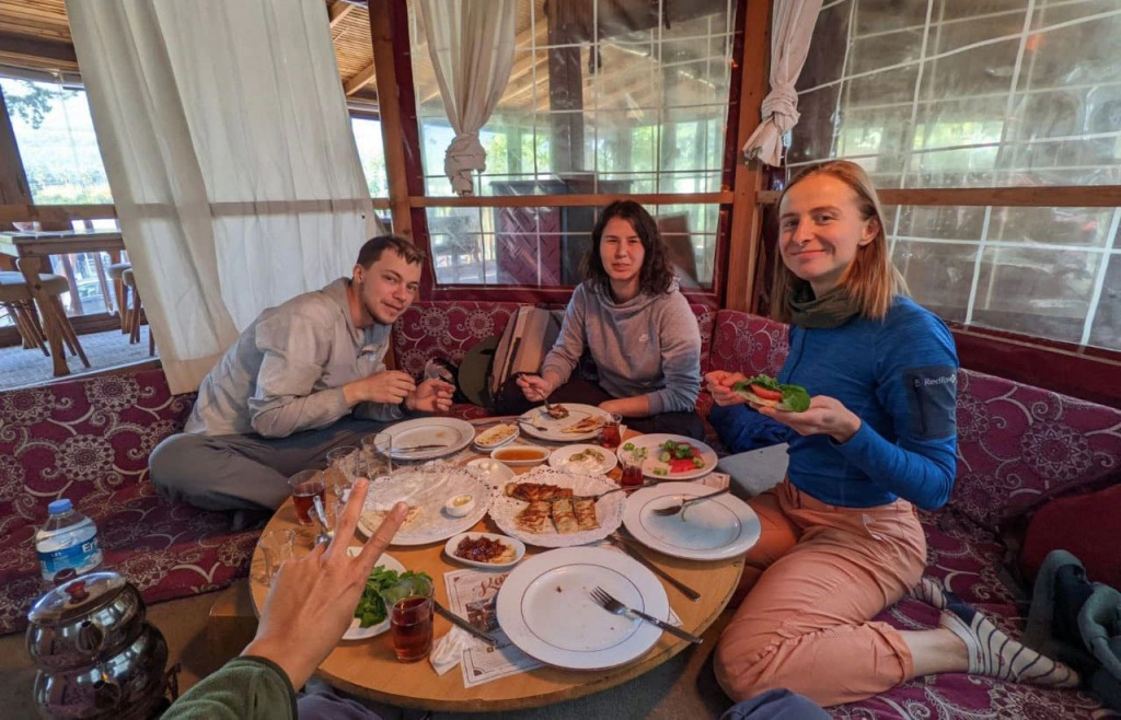 Ночь кино в кемпинге Flying goat, показываем европейцам «Кавказскую пленницу»