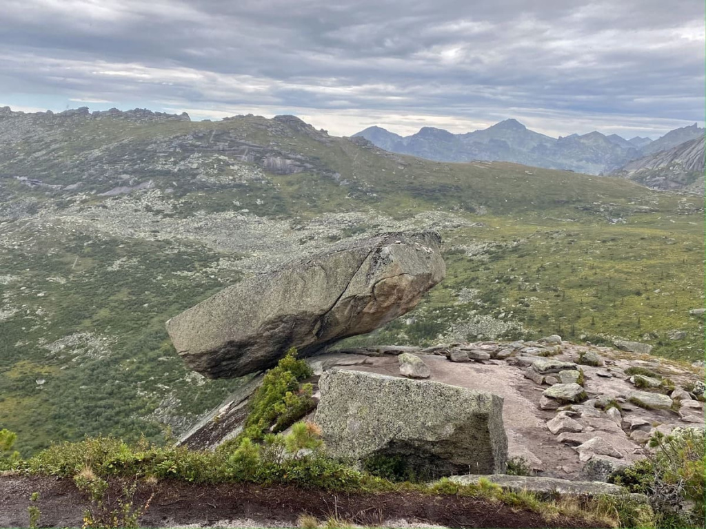  Висячий камень