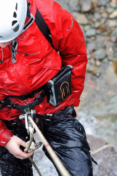 Герметичная сумка через плечо AQUAPAC Small Stormproof Camera Pouch